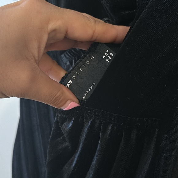 ASOS DESIGN twist back pleated empire waist velvet maxi dress in Black - Picture 13 of 14